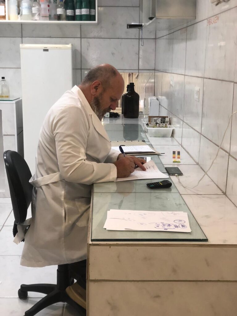 No coração do laboratório de Biguaçu,  Silvio Dutra foca na criação da próxima fragrância.