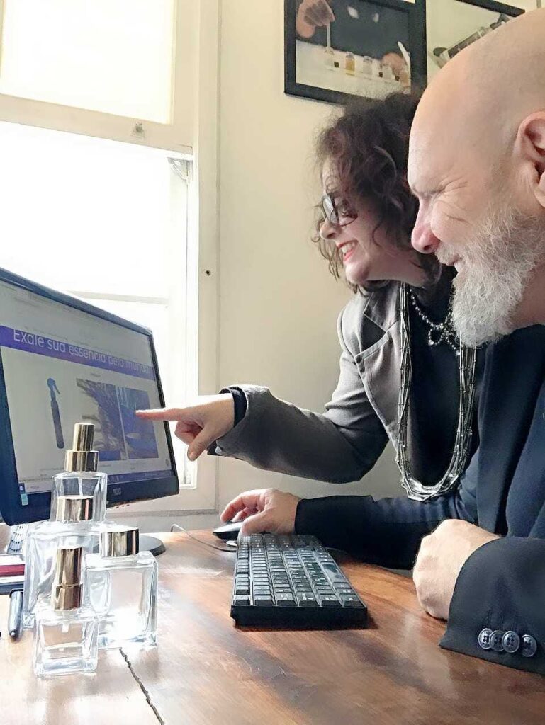 Bastidores da criação: Silvio Dutra e Carla Aquino unindo forças e ideias inovadoras no dia a dia de trabalho.